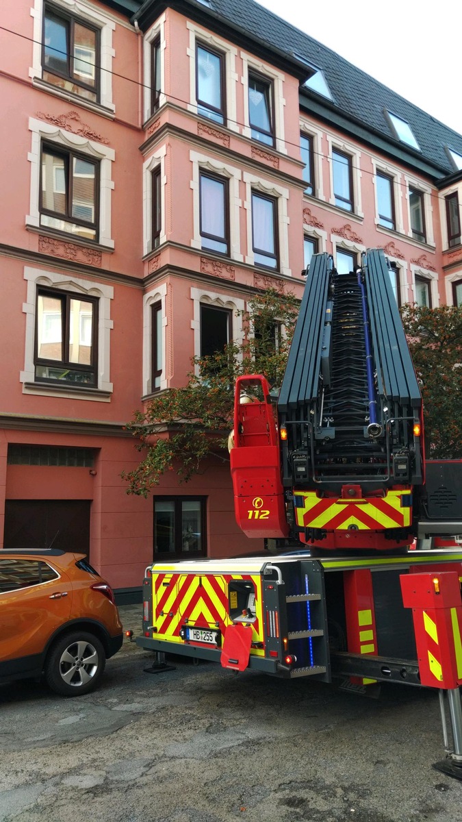 Bremerhaven-Lehe: Gegen 18:47 Uhr wurde durch mehrere Notrufe in der Rettungsleitstelle Unterweser-Elbe ein Feuer in einem Mehrfamilienhaus in der Verdener Straße gemeldet.